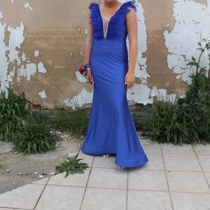 Prom dress size large my daughter wears an 8/10 in jeans .